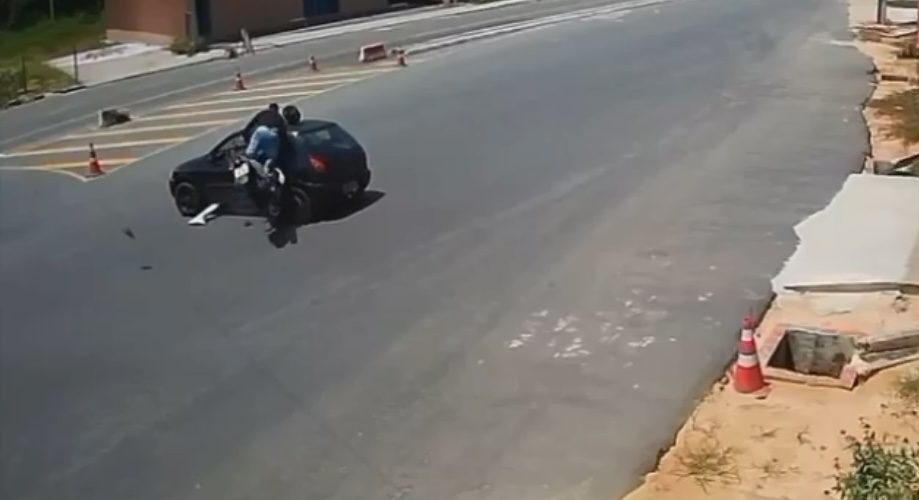 VÍDEO: Ao fazer retorno, carro colide contra motocicleta em rodovia de Cruzeiro do Sul
