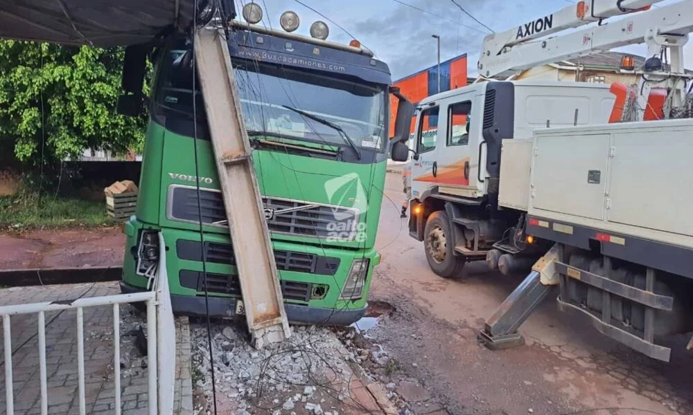 Carreta desgovernada quase causa tragédia em Epitaciolândia