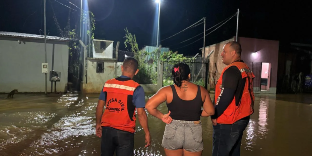 Inundações atingem 14 bairros de Rio Branco após forte chuva no sábado