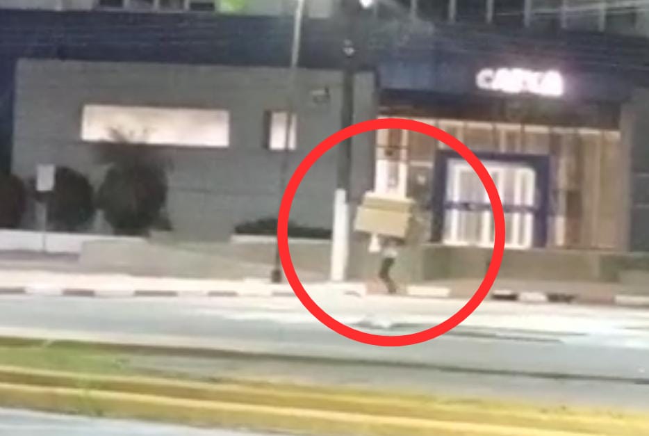 Homem é flagrado ‘transportando’ sofá nos ombros, no Centro de Cruzeiro do Sul; ASSISTA