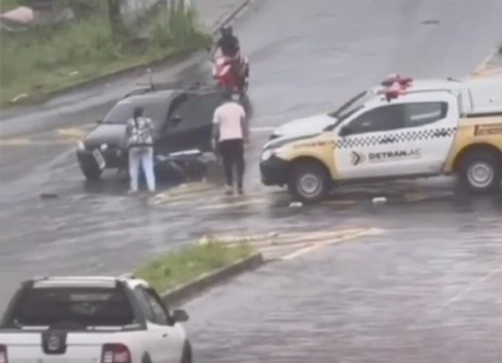 Acidente de trânsito é registrado em Avenida de Cruzeiro do Sul; ASSISTA