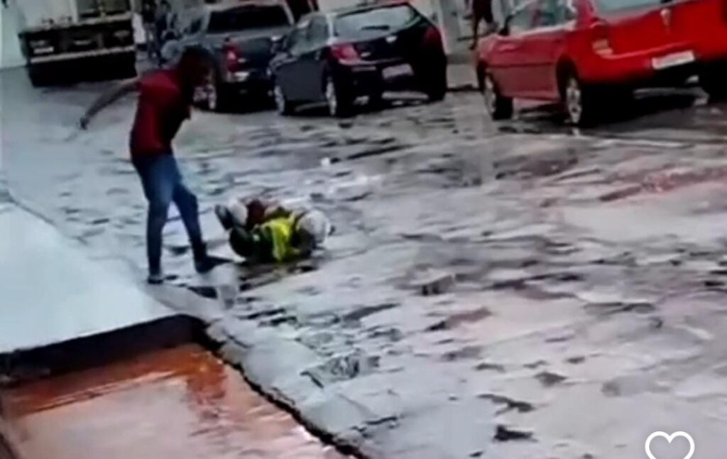 Dependente, mulher fica inteiramente nua após ser agredida por homem no Centro de Cruzeiro do Sul