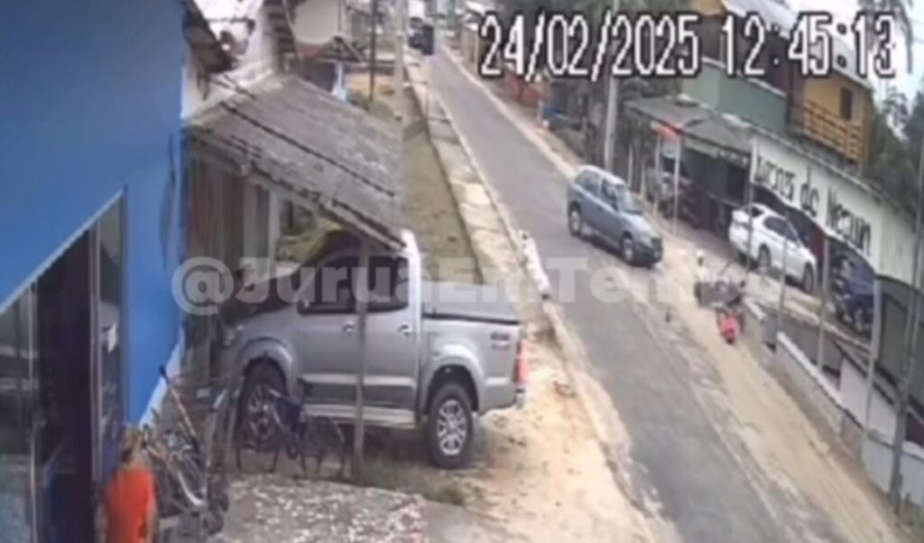 Acidente de trânsito envolve carro, moto e pedestre em Mâncio Lima; ASSISTA