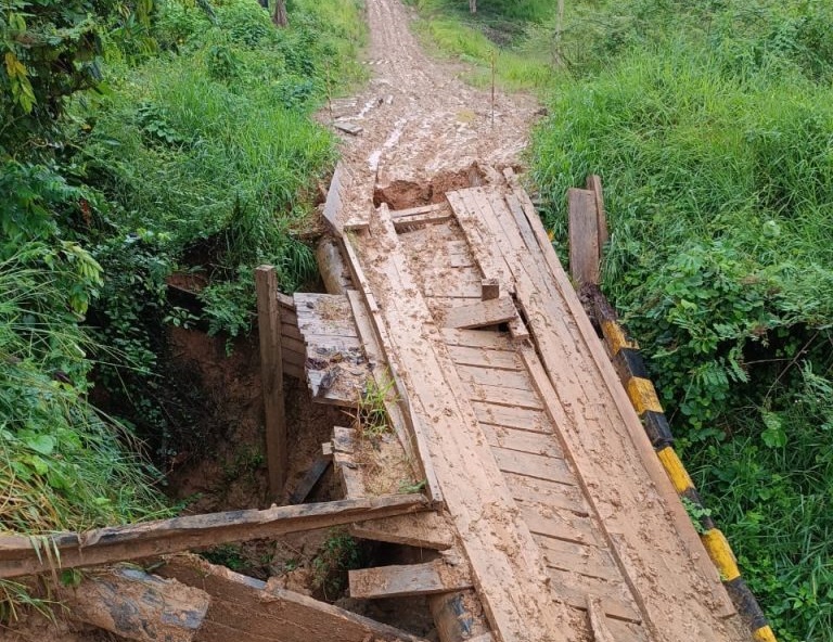 Ponte desaba e deixa comunidade isolada na zona rural de Rodrigues Alves