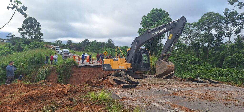 DNIT e Deracre restauram trecho que rompeu na BR-364 e causou interdição