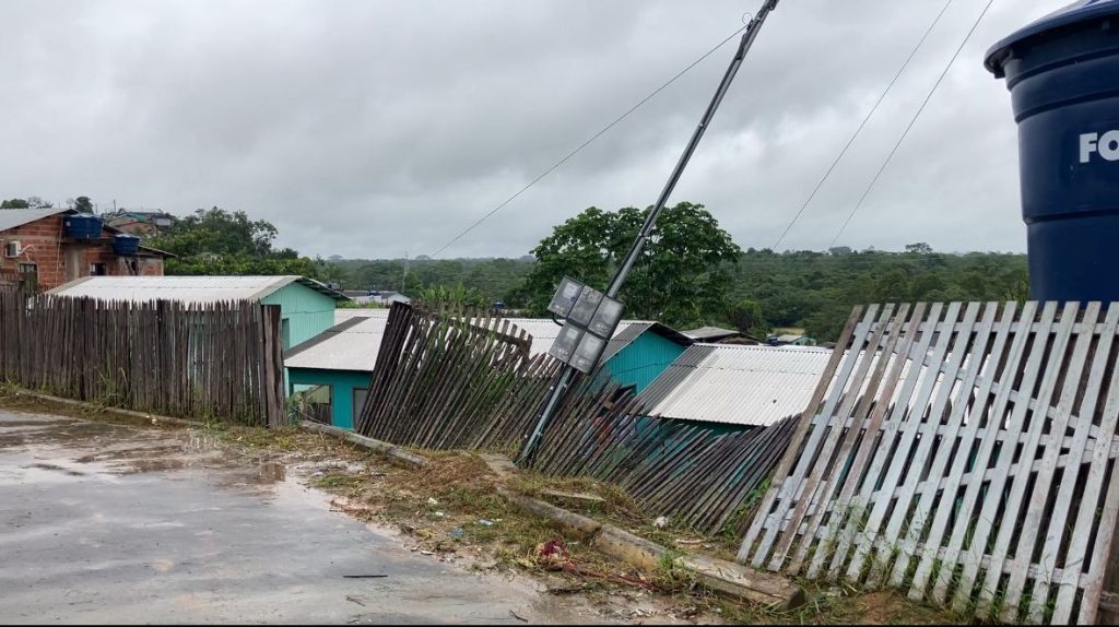 Grande volume de chuva causa deslizamento de terra em Cruzeiro do Sul