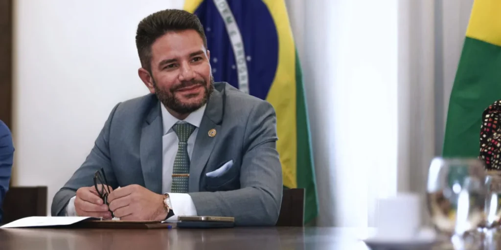 Gladson altera grafia do próprio sobrenome para evitar erros de pronúncia