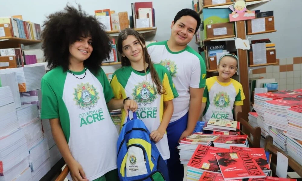 Mudança de cores: escolas estaduais do Acre adotam novos uniformes para alunos; confira