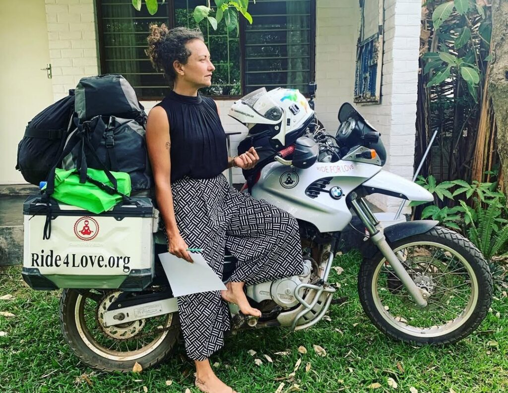 Francesa que viaja o mundo de moto ao lado da gata chega ao Acre para dar aula de Yoga