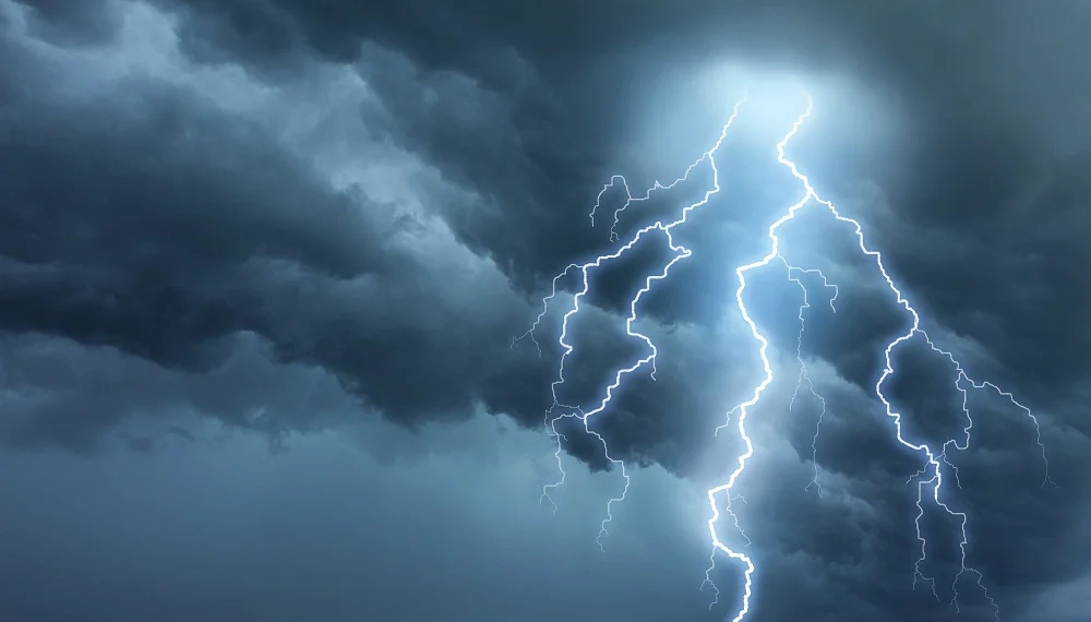 Mais de 3,2 mil raios atingiram o Acre em 2024; veja como se proteger