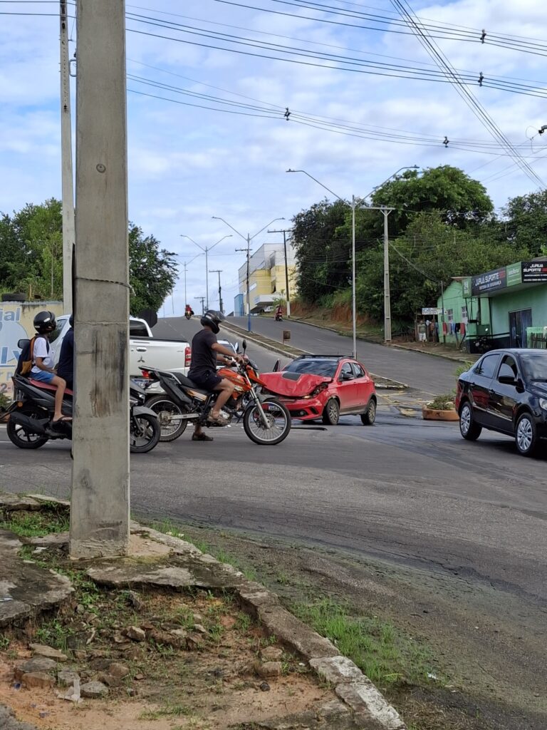 Acidente é registrado no cruzamento entre as avenidas Lauro Muller e São Paulo em Cruzeiro do Sul