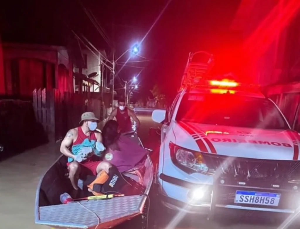 Em meio à enchente, mãe dá à luz com apoio dos bombeiros no interior do Acre