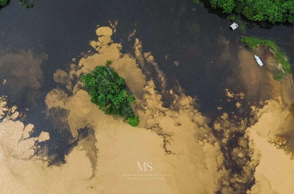 Encontro dos rios Juruá e Moa durante enchente forma espetáculo de cores no interior do Acre