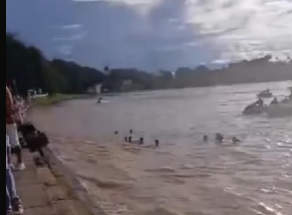 Criança desaparece nas águas da enchente do Rio Acre, e bombeiros são acionados