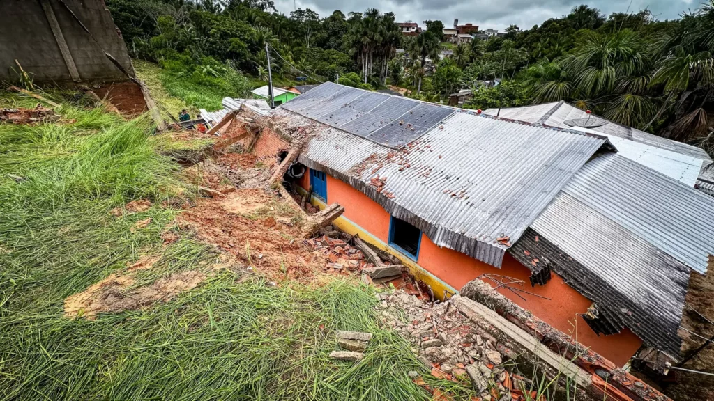 Muro desaba em cima de residência, em Cruzeiro do Sul