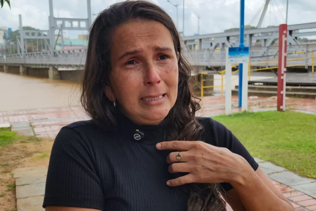 Mãe de jovem desaparecido no Rio Acre chora enquanto bombeiros continuam buscas: “Doloroso”