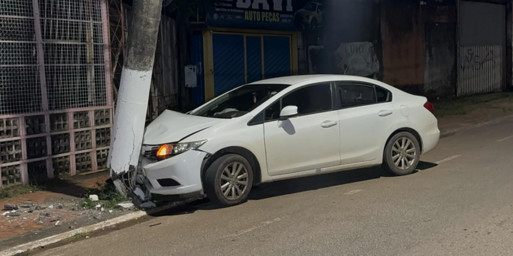 Mulher cochila ao volante após tomar remédio e bate carro contra poste em Rio Branco