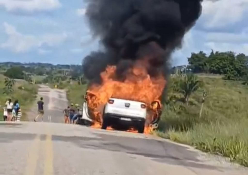 Veículo é completamente destruído por incêndio na BR-364
