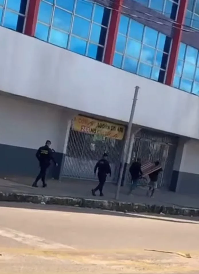 Após suposto roubo de banco de praça, policiais fazem homem devolver objeto ao local no centro de Rio Branco