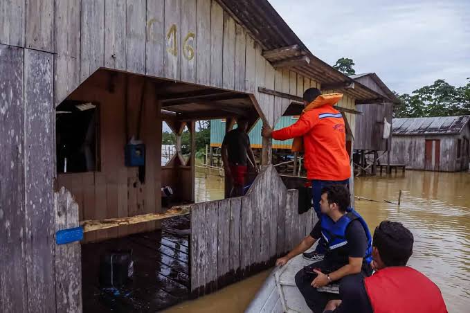 Famílias começam a sair de casa devido a cheia do Rio Juruá em Cruzeiro do Sul