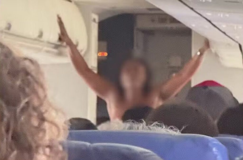 Mulher grita, fica nua em avião e atrasa voo em 1 hora; ASSISTA