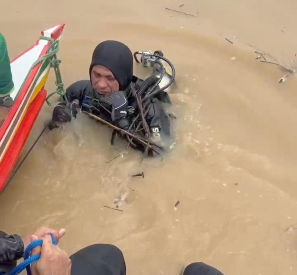Bombeiros resgatam embarcação naufragada na Comunidade Belo Horizonte, em Guajará (AM)