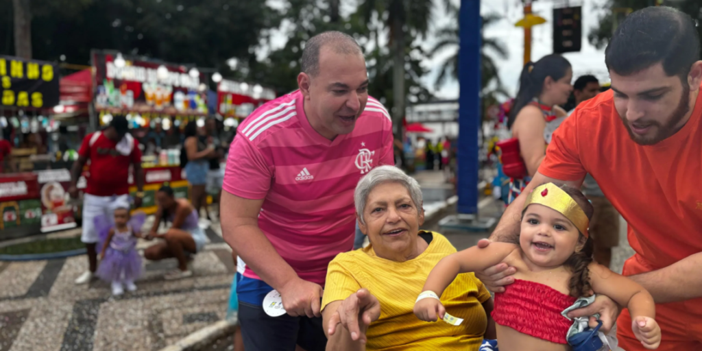No AC, idosa de 71 anos comemora alta hospitalar durante folia com a neta no Carnaval