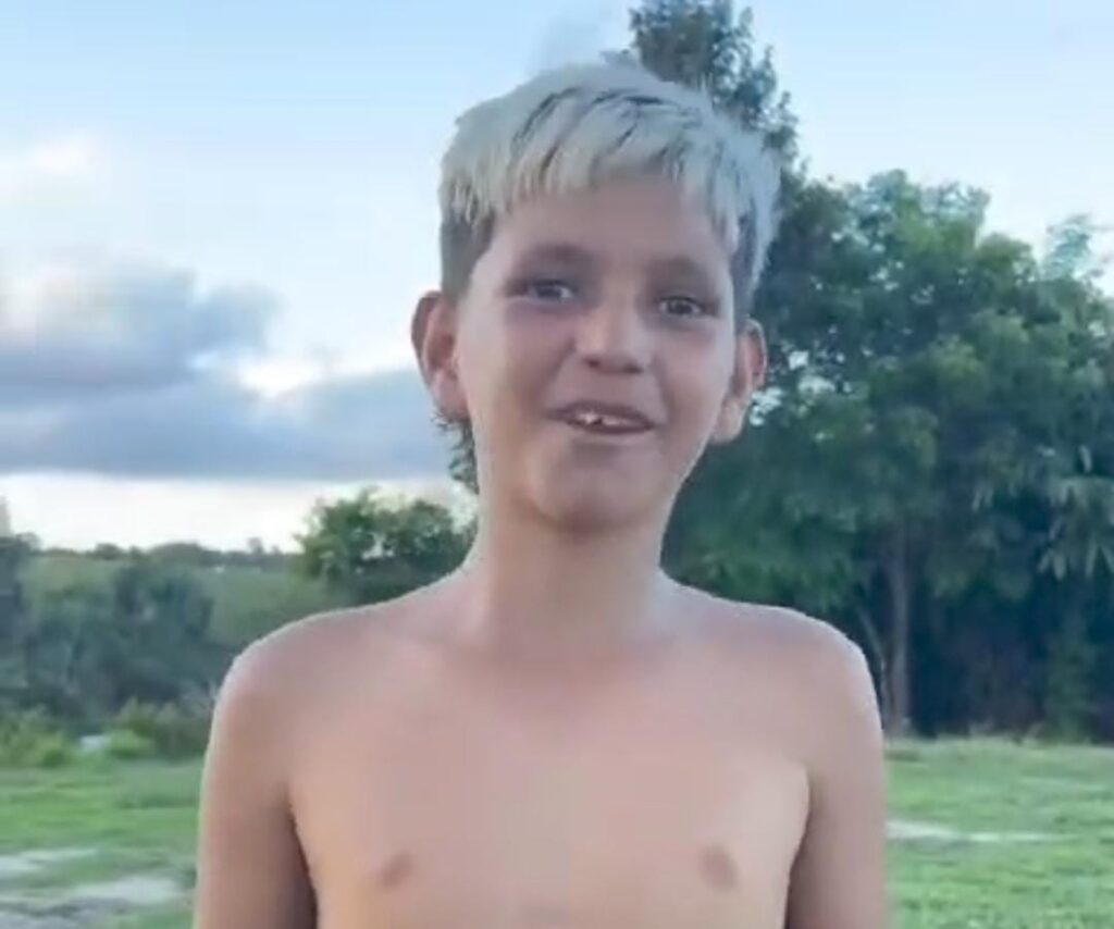 Em Cruzeiro do Sul, jovens improvisam rede de vôlei com blusas e fazem pedido à prefeito; ASSISTA