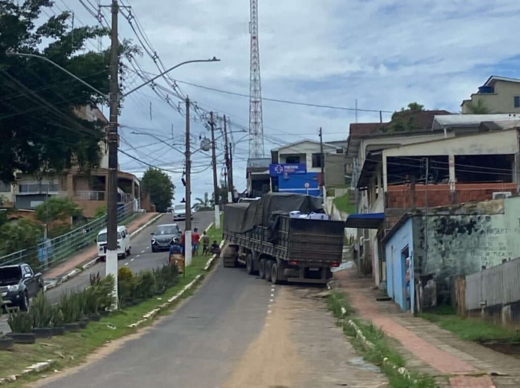 Caminhão não consegue subir ladeira e enguiça no meio da rua em Cruzeiro do Sul