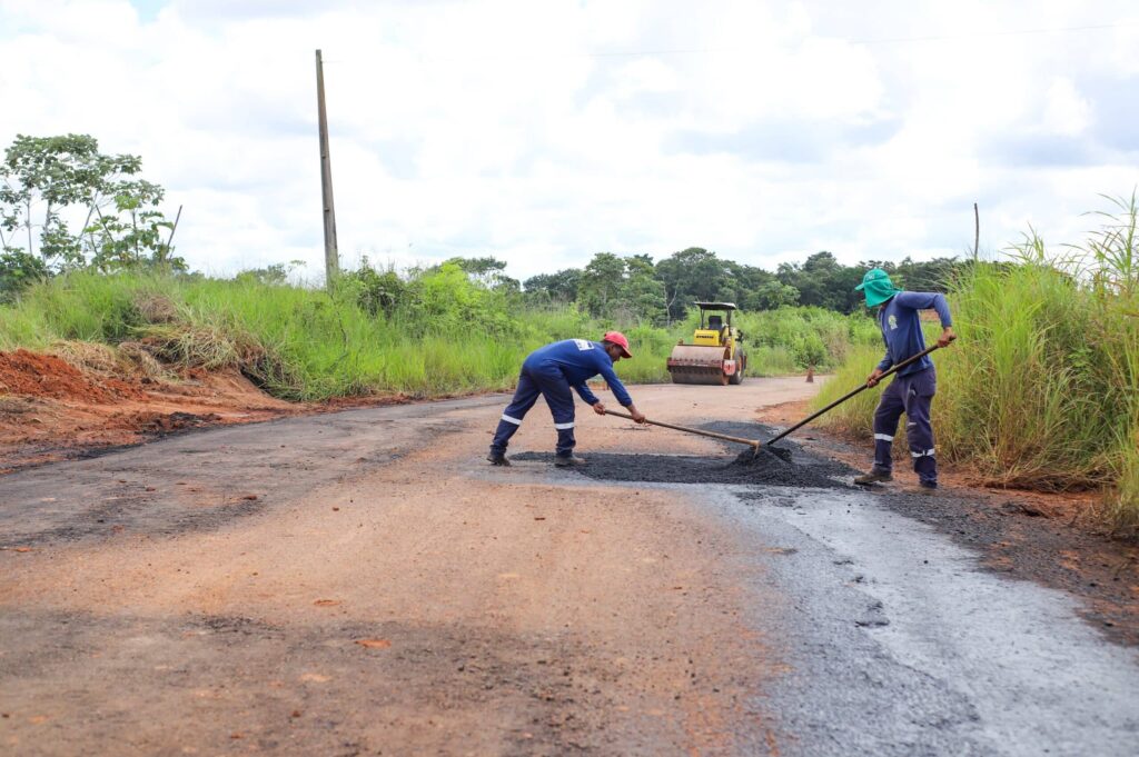 Deracre aplica 700 toneladas de asfalto no Ramal do Riozinho do Rola