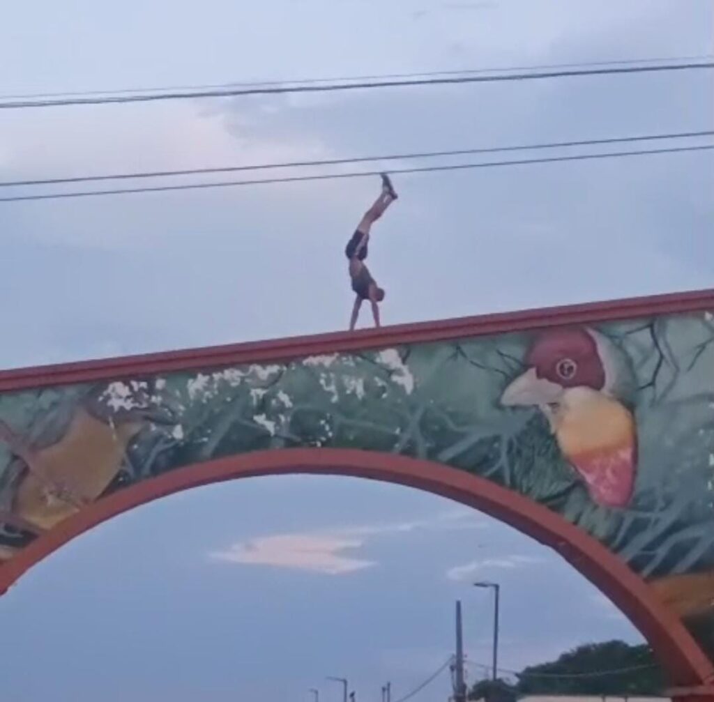 Homem é visto fazendo “malabarismo” no portal da Avenida, em Cruzeiro do Sul; ASSISTA