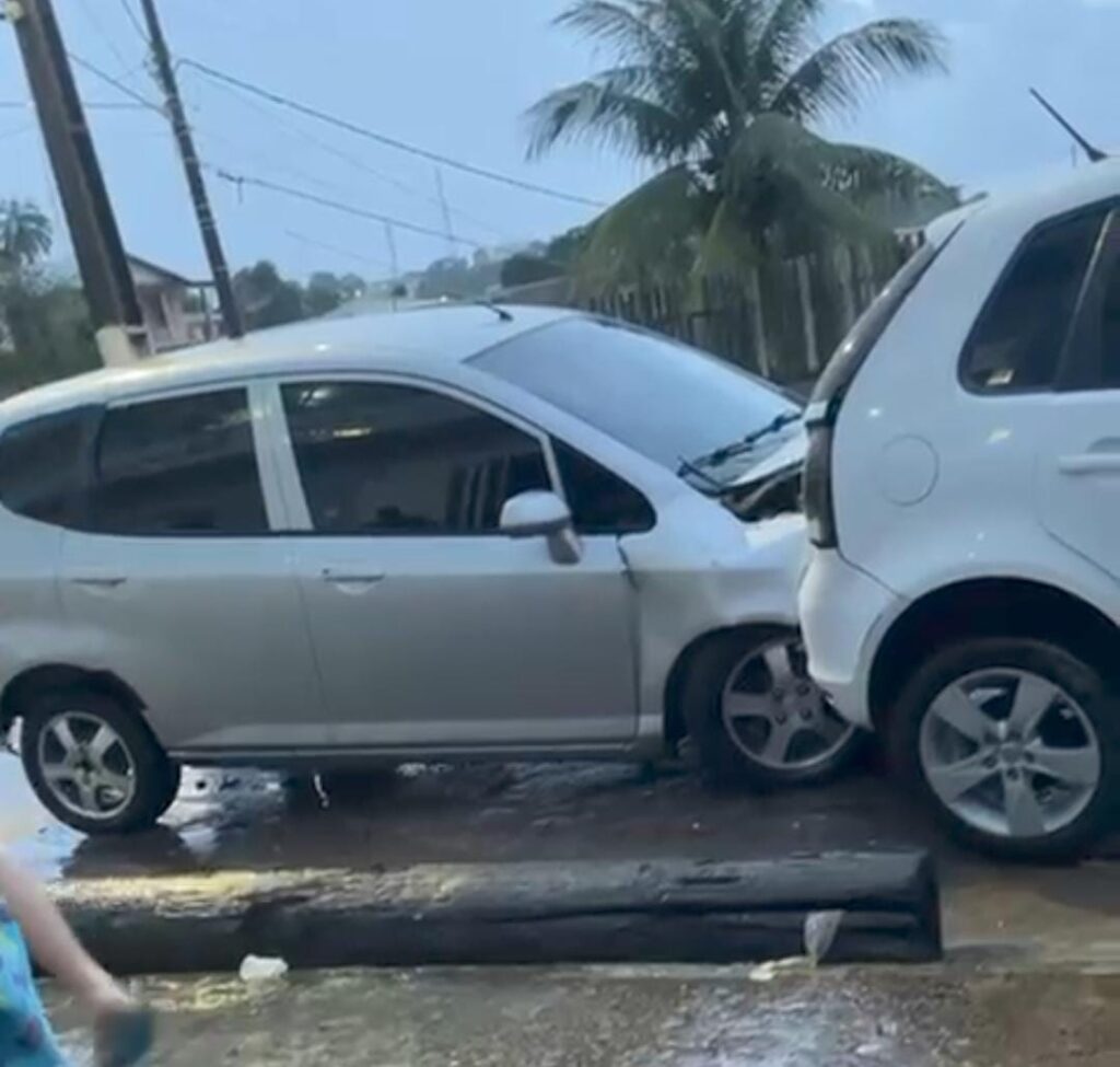 Condutor perde controle de carro e bate em veículos estacionados em Cruzeiro do Sul; ASSISTA