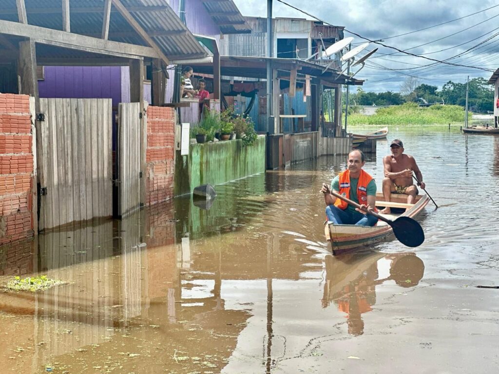 Rio Juruá atinge marca de 13,52 metros e Zequinha Lima acompanha situação das famílias