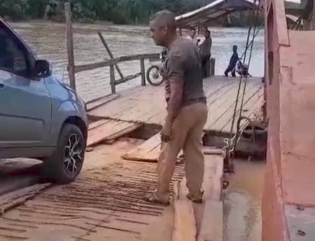 Balsa para de funcionar e veículos são ‘transferidos’ para balsas menores no Rio Juruá; ASSISTA