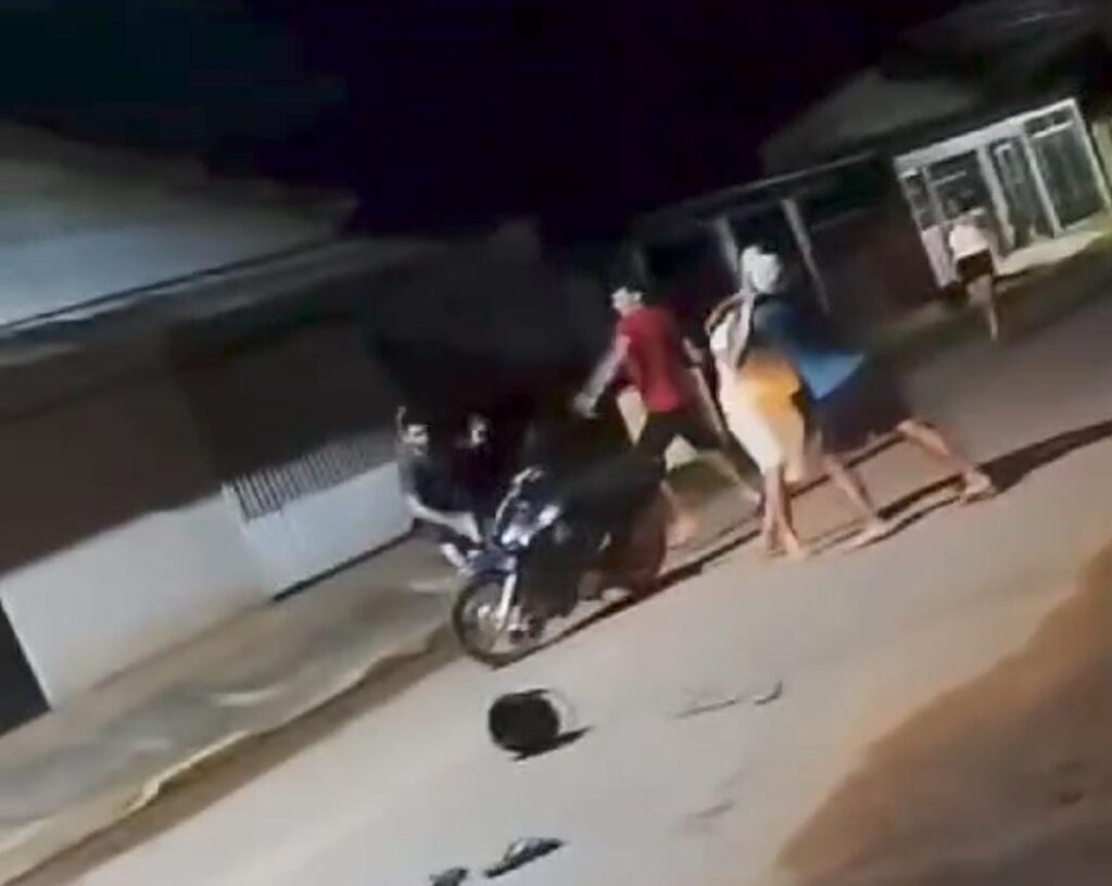 Briga violenta com capacetes assusta moradores no interior do Acre; ASSISTA