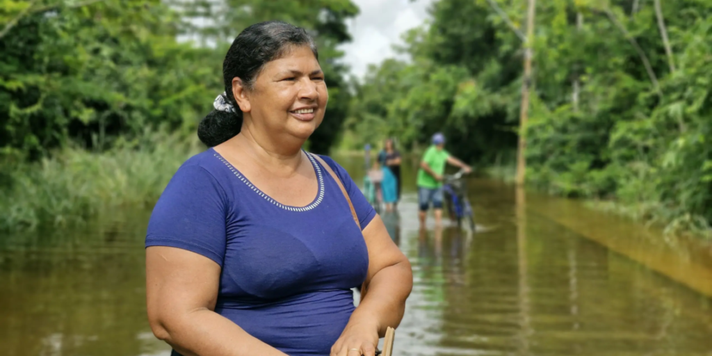 Moradora do Taquari anda 40 minutos na alagação para chegar em casa: ‘ilhada’