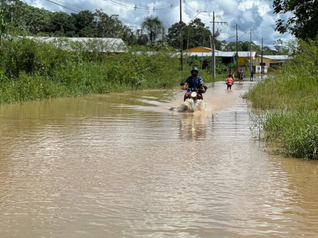 Alagação já atingiu 12 bairros e 12 comunidades rurais de Cruzeiro do Sul e aulas foram suspensas em 7 escolas