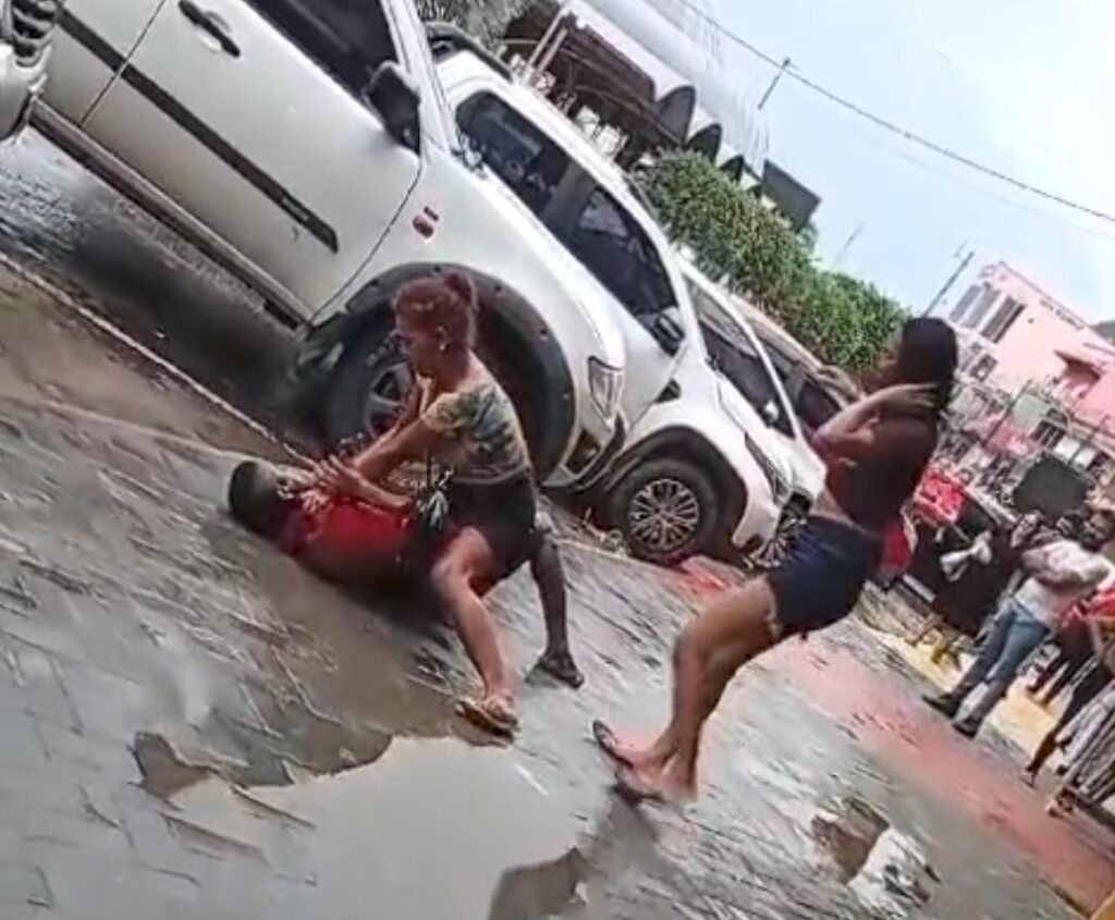 Homem é agredido com socos e ‘mata-leão’ por duas mulheres, no Centro de Cruzeiro do Sul; ASSISTA