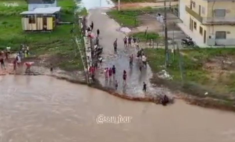 Crianças e adolescentes se arriscam, tomando banho às margens do Rio Juruá; ASSISTA