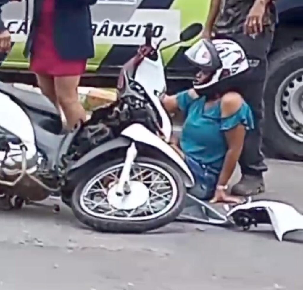 Colisão entre moto e carro no centro de Cruzeiro do Sul deixa duas pessoas feridas; ASSISTA