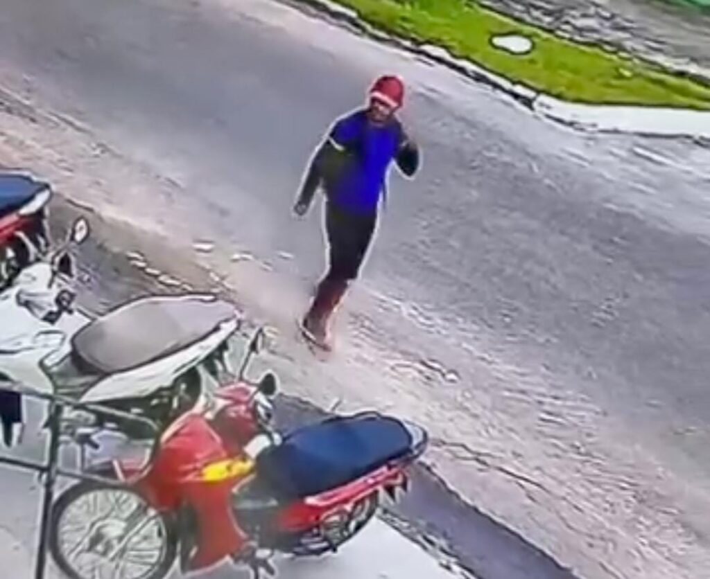 Câmeras de segurança flagram homem tentando roubar moto no centro de Cruzeiro do Sul; ASSISTA