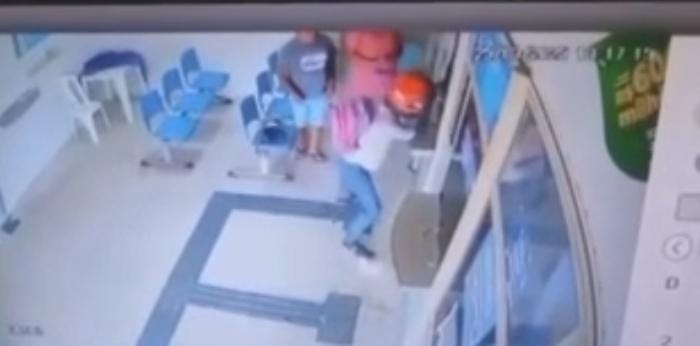 Homem atira contra vidro de lotérica e rouba celulares de clientes em Mâncio Lima; ASSISTA