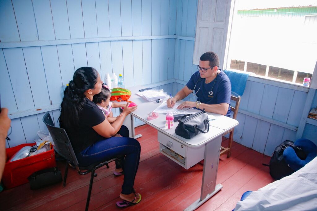 Prefeitura de Cruzeiro do Sul realiza atendimento itinerante de saúde na Comunidade Tartaruga no Rio Valparaiso