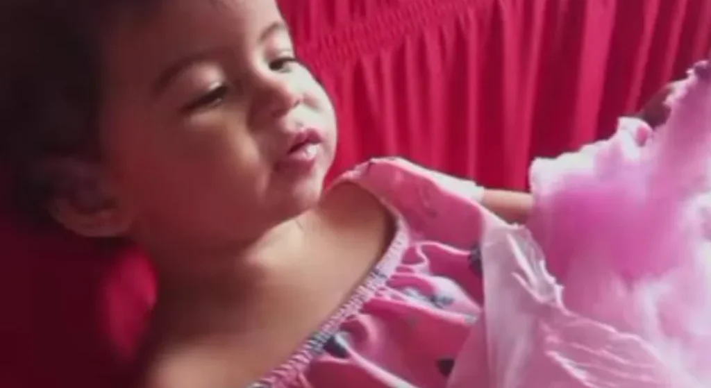 Bebê baleada na cabeça segue sedada e com pneumonia, mas médicos observam evolução no cérebro