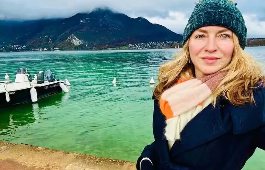 Mulher que foi obrigada a se casar aos 3 anos com homem de 67 lembra seita