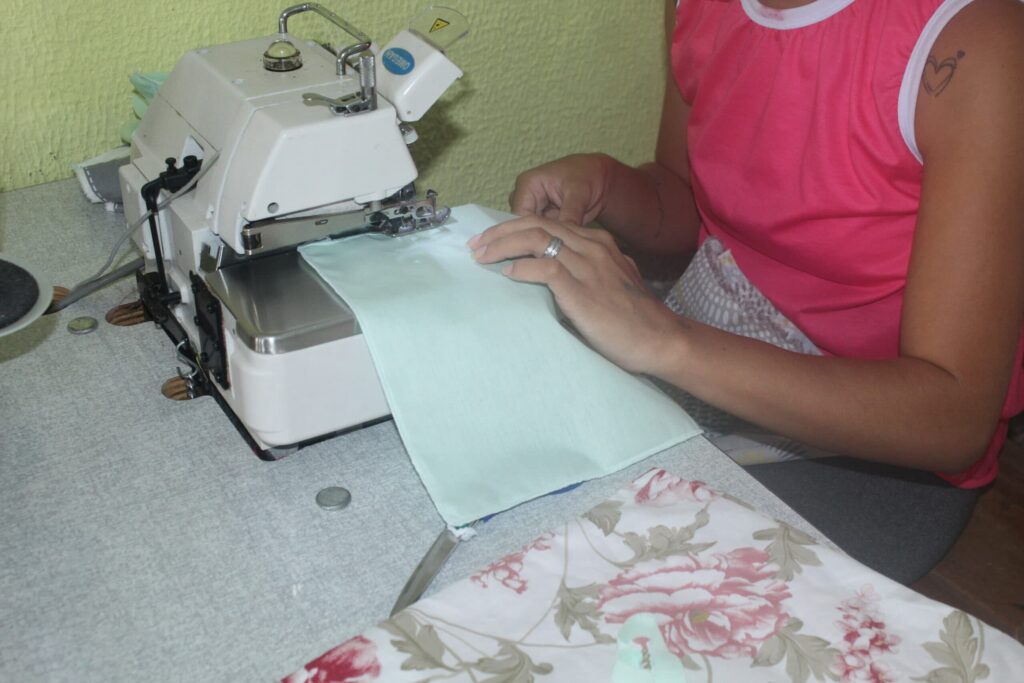 Projeto de costura profissionaliza mulheres privadas de liberdade no AC