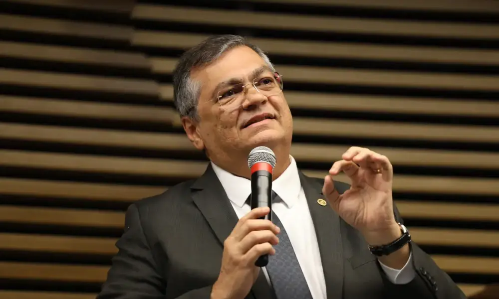 Dino dá 48 horas para líder do PL explicar acordo sobre emendas