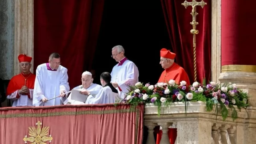 Papa Francisco aparece no Domingo de Páscoa e dá a bênção aos fiéis