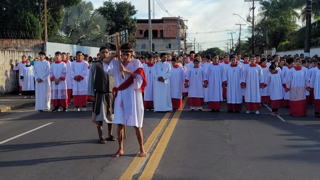 Multidão participa da Via Sacra da Sexta-feira Santa em Cruzeiro do Sul
