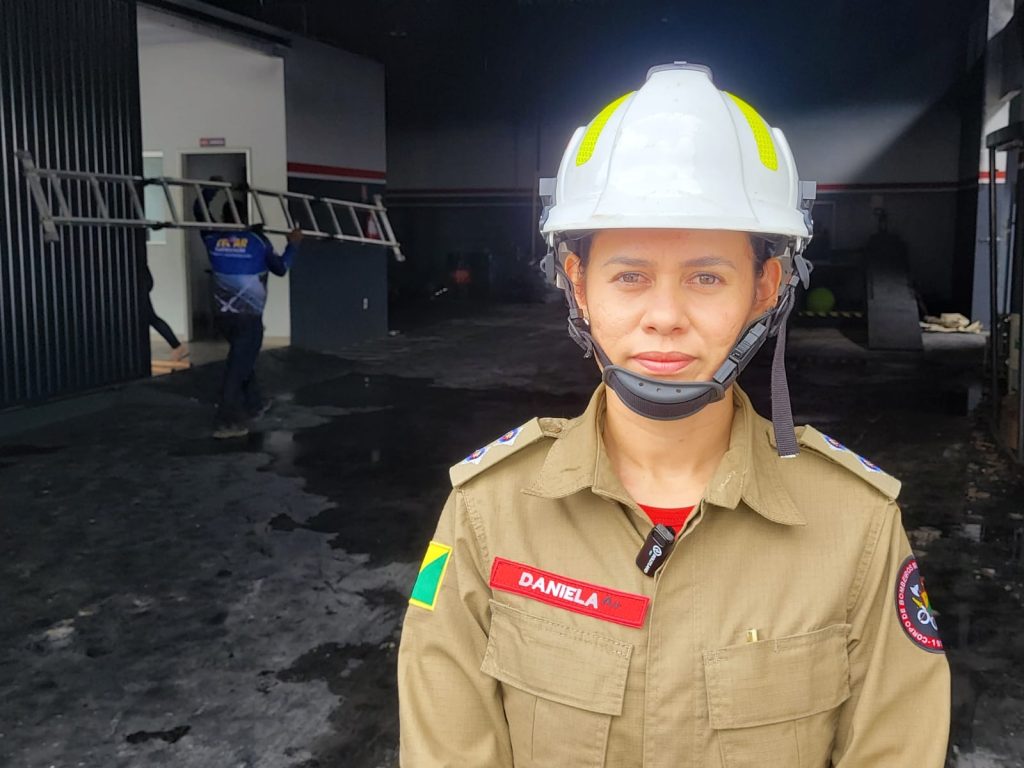 Bombeiros realizam perícia após incêndio atingir oficina em Cruzeiro do Sul